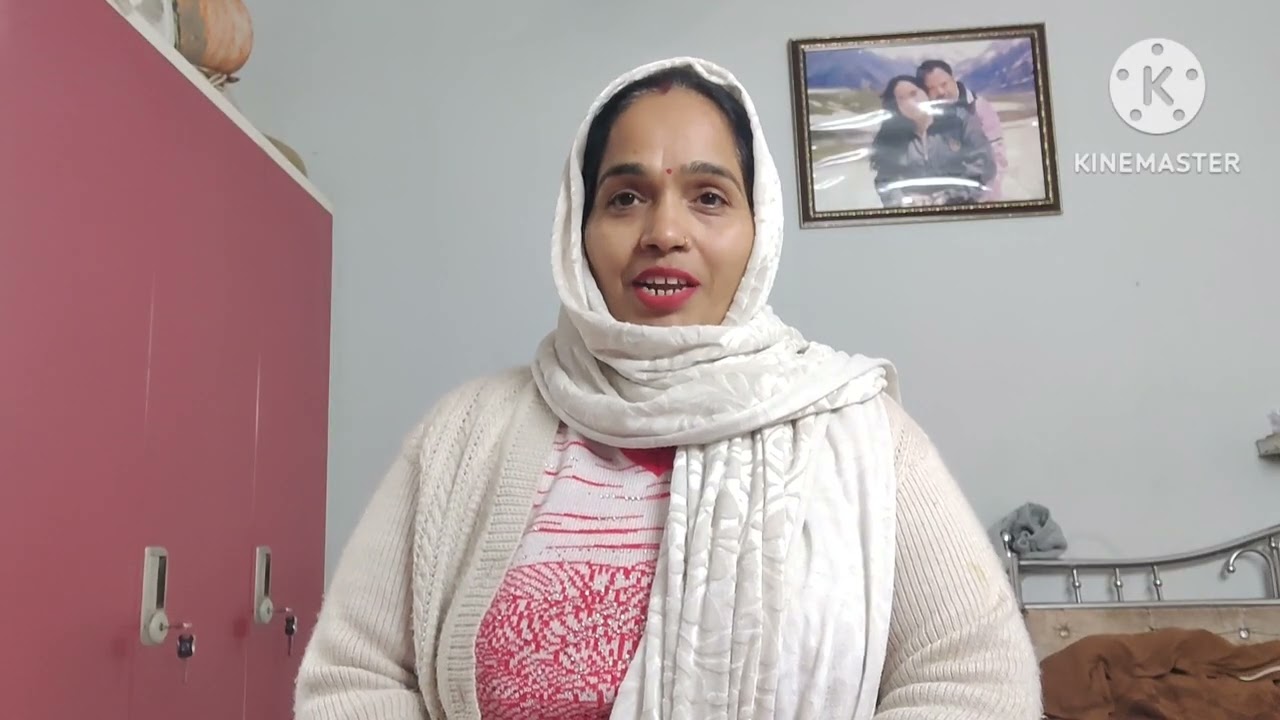 Barish mein banae गरमा-गरम samose aur chai.