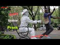 statue prank. white statue scare prank. living statue prank. patung prank.terbaik patung lelucon.