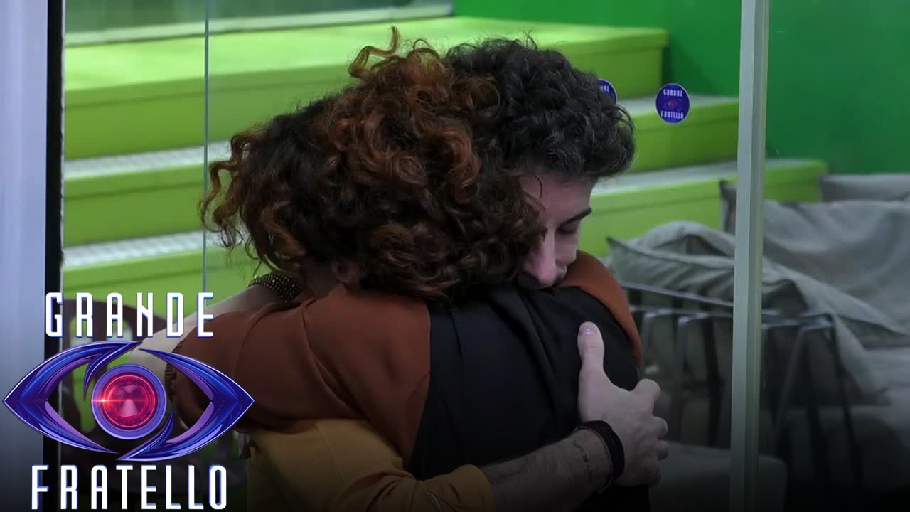 Grande Fratello - Un abbraccio tra Beatrice Luzzi e Giuseppe Garibaldi