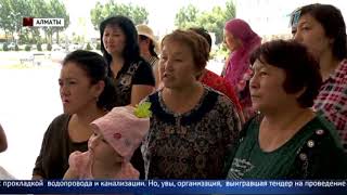 Охранник одного из акиматов Алматы не пускал горожан в здание