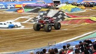 Brutus vs Avenger - Monster Jam 2010 - Philadelphia.avi