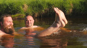 Jak se měsíc otáčí kolem Země a země?