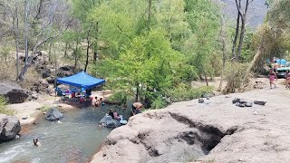 RIO DE AGUA TERMAL MUY LIMPIO HAY PUEDES ACAMPAR CON TU FAMILIA COMPLETA MENTE GRATIS