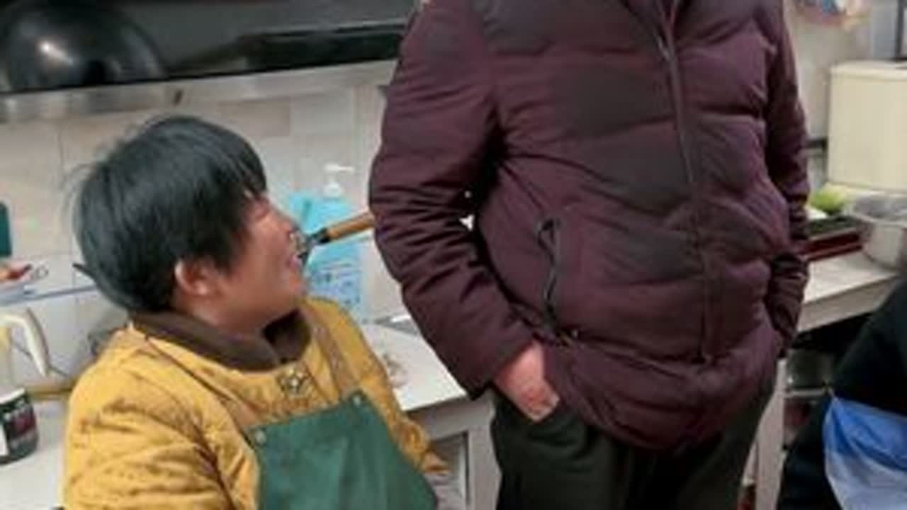 麻椒鸡现在还有礼盒，有想吃的去拍吧39.9一只，麻辣的特别爽口，过年我们走亲戚都带这个麻椒鸡。