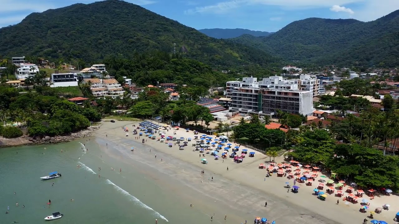 Praia da Enseada cheia - Ubatuba SP