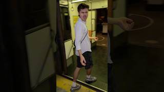 Der Eingang ist eine echte New Yorker U-Bahn 😳