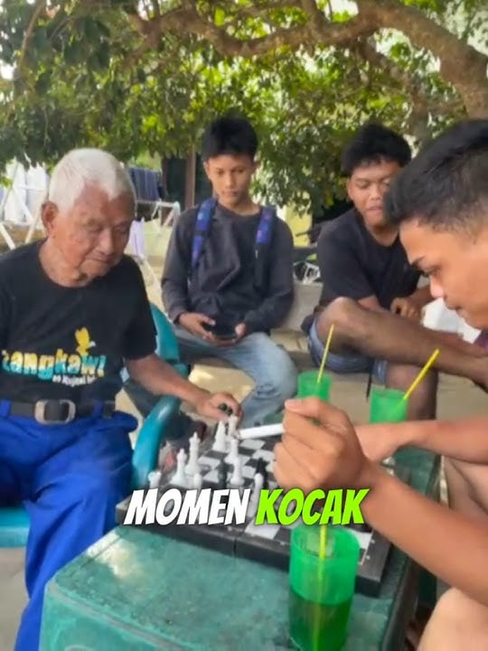 funny moment when young people cheat on old men while playing chess together ‼️‼️‼️‼️‼️#prank #fu...