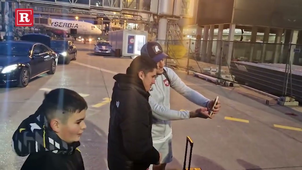 Reprezentativci Srbije stigli iz Katara, na aerodromu se slikali s navijačima