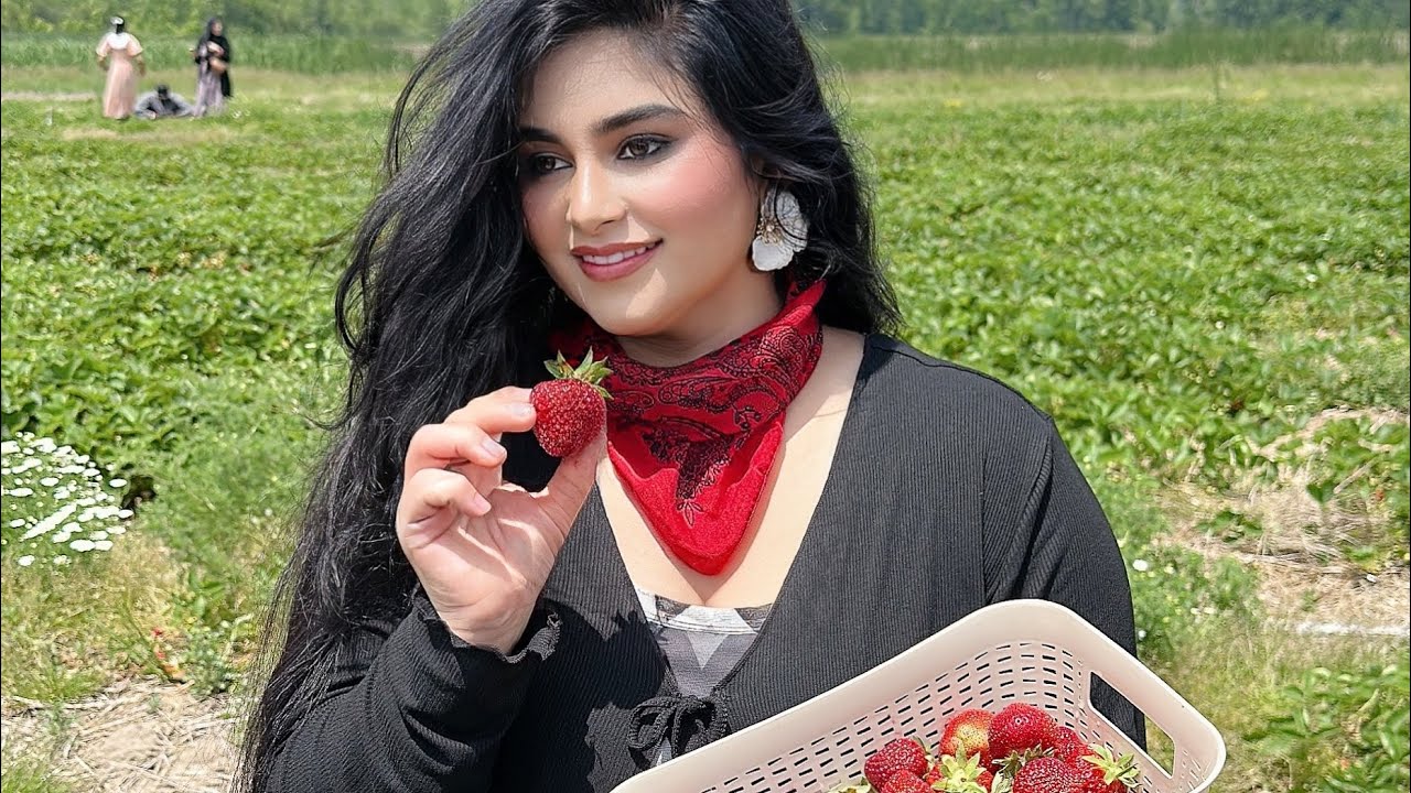 ‎قطفنا الفراولة بإيدينا 🍓🌞 ‎تجربة ريفية بطعم الصيف والحلا الطبيعي! 🍃💖 🍓 Strawberry Picking Vibes🍀🌼