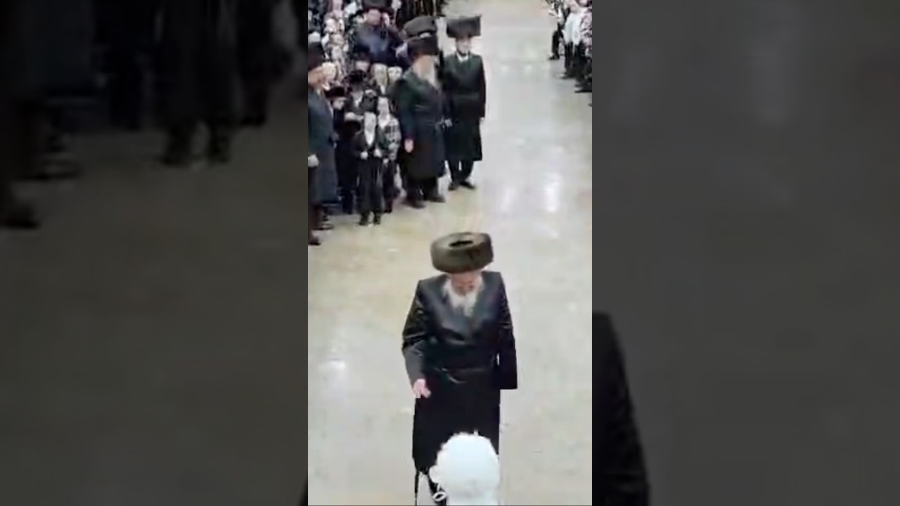 האדמו״ר מקרלין בריקוד המצוה טאנץ בחתונת נכדתו