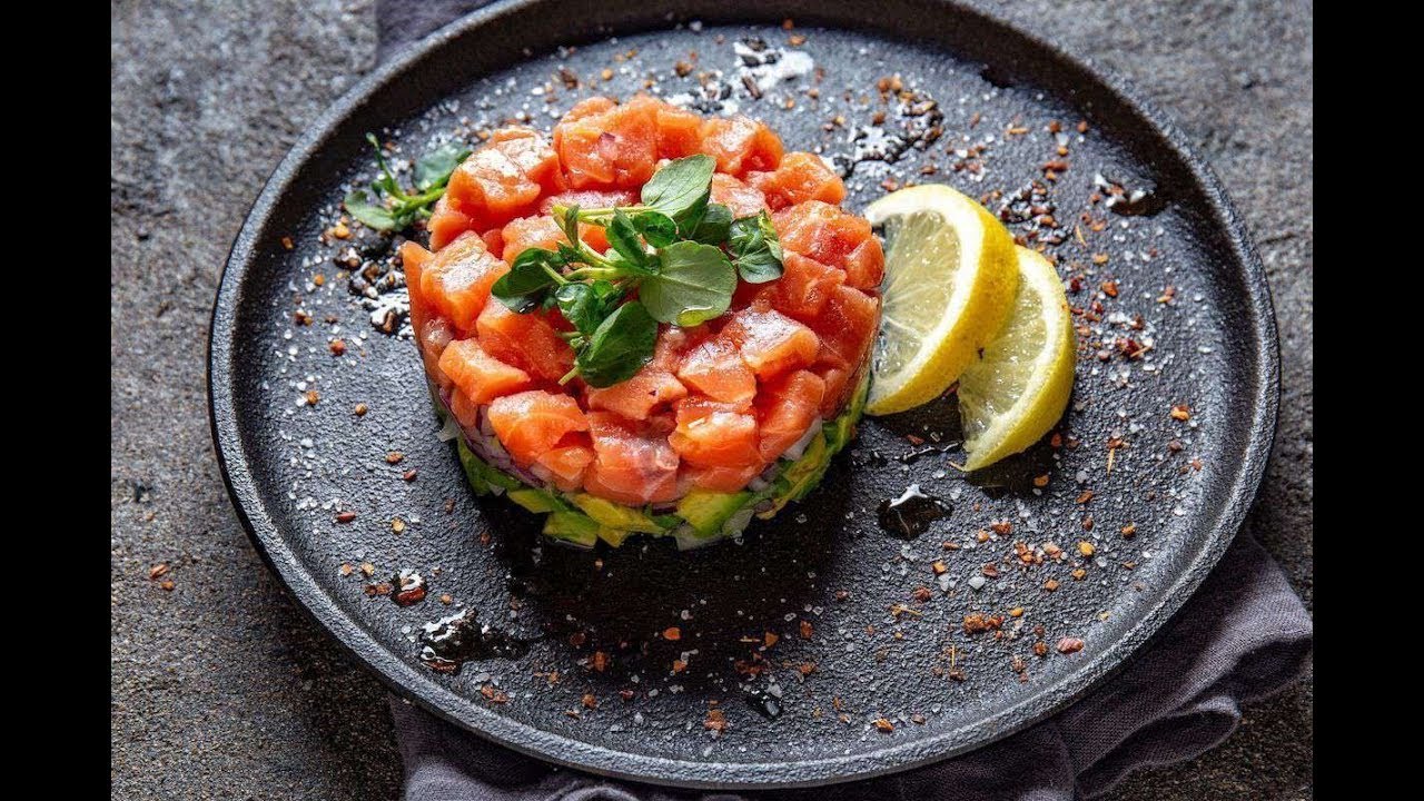 Tartare di salmone, avocado e lime un piatto per gli amanti del pesce