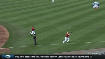 BAL@MIN: Mauer makes nice over-the-shoulder grab