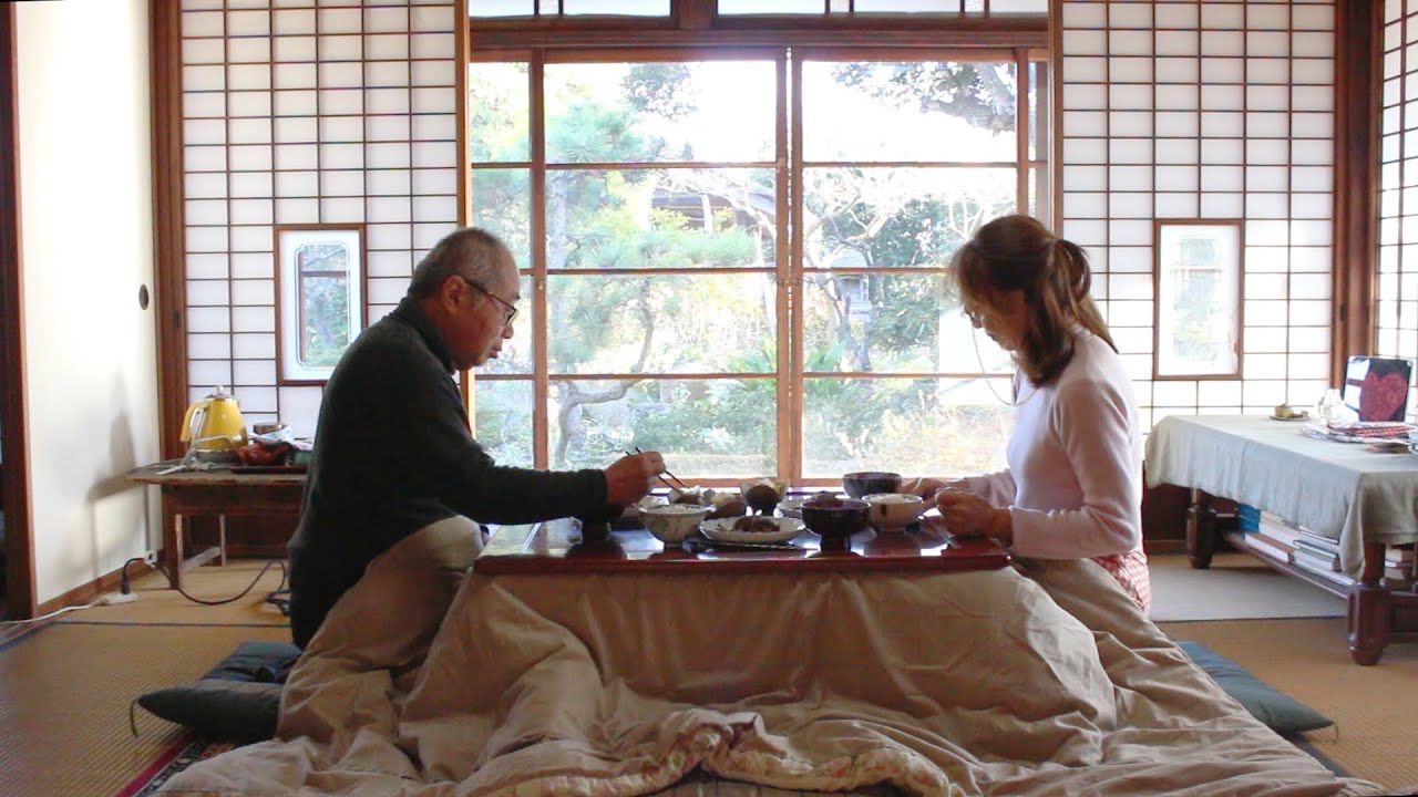 Спокойная жизнь пожилой пары в сельской местности Японии.