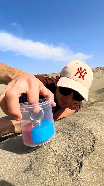 I found magnetic sand with a magnet and made a magnetic Venom Slime! 🧲 #magnet