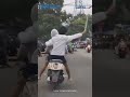Terekam remaja berboncengan naik motor dengan arogan  mengacungkan penggaris besi
