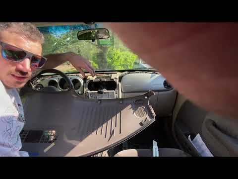 Vidéo: Comment changer les feux de bord sur un PT Cruiser ?