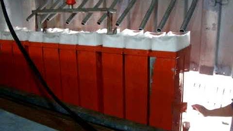 Container type of block ice maker.