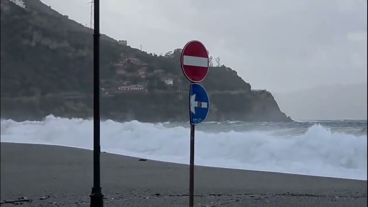 Maltempo Calabria, si intensifica la mareggiata di Scilla: onde altissime, strada inghiottita
