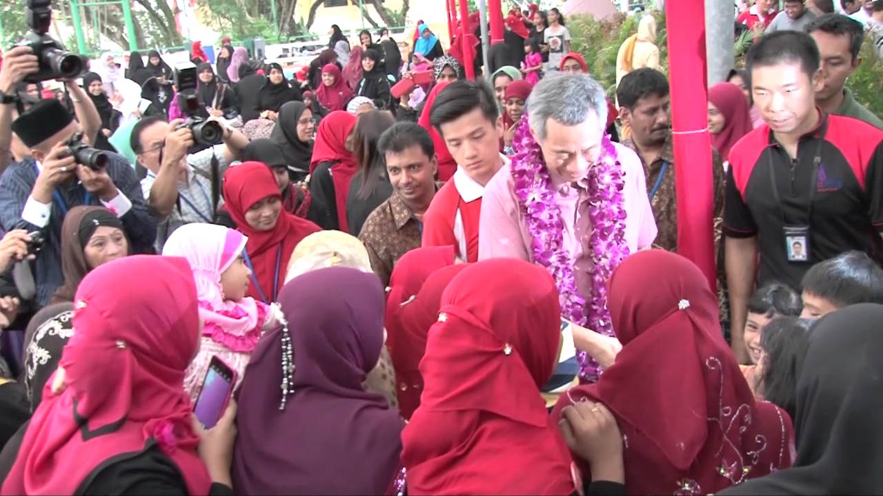 PM Lee Hsien Loong breaking fast with Ang Mo Kio residents at Kebun Baru CC (Aug 2012)