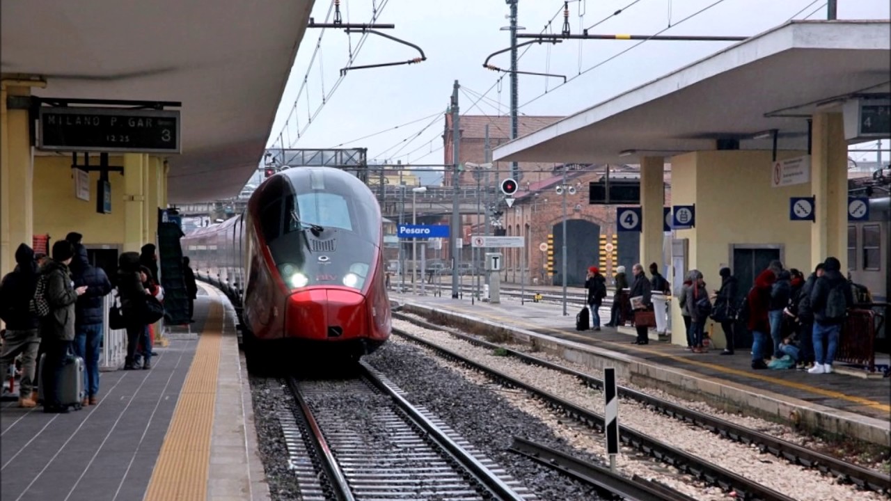 Annunci treni nella stazione di Pesaro dalle 11:11 alle 13:09