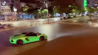 khi siêu xe Lamborghini Aventador Roadster chạy trên đường phố screenshot 5