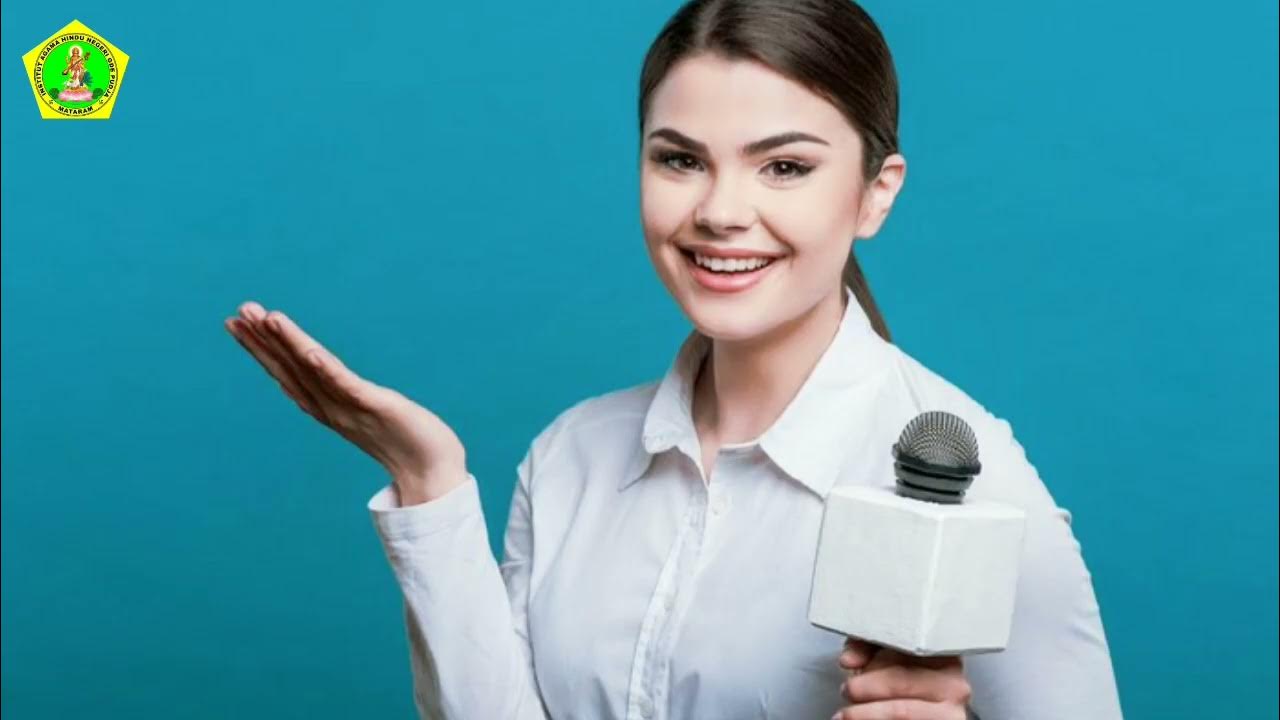 Человек дает интервью фото. Интервью девушка. Женщина которая берет интервью. Девушка корреспондент с микрофоном. Журналист берет интервью.