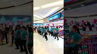 WATSONSのスタッフのダンス #manila #philippines #watsons #dance #sm #sale