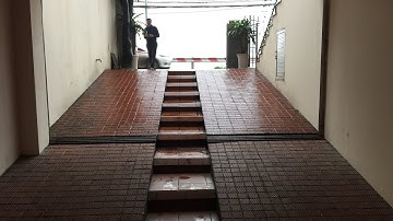 Kho Tư liệu Xây dựng - Cấu tạo bề mặt Ram dốc xuống tầng bán hầm, có bậc cấp cho người đi bộ ở giữa