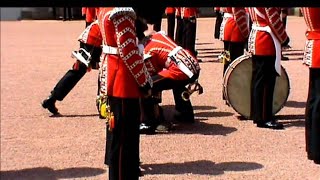 Royal Guard faints at the Buckingham Palace London !