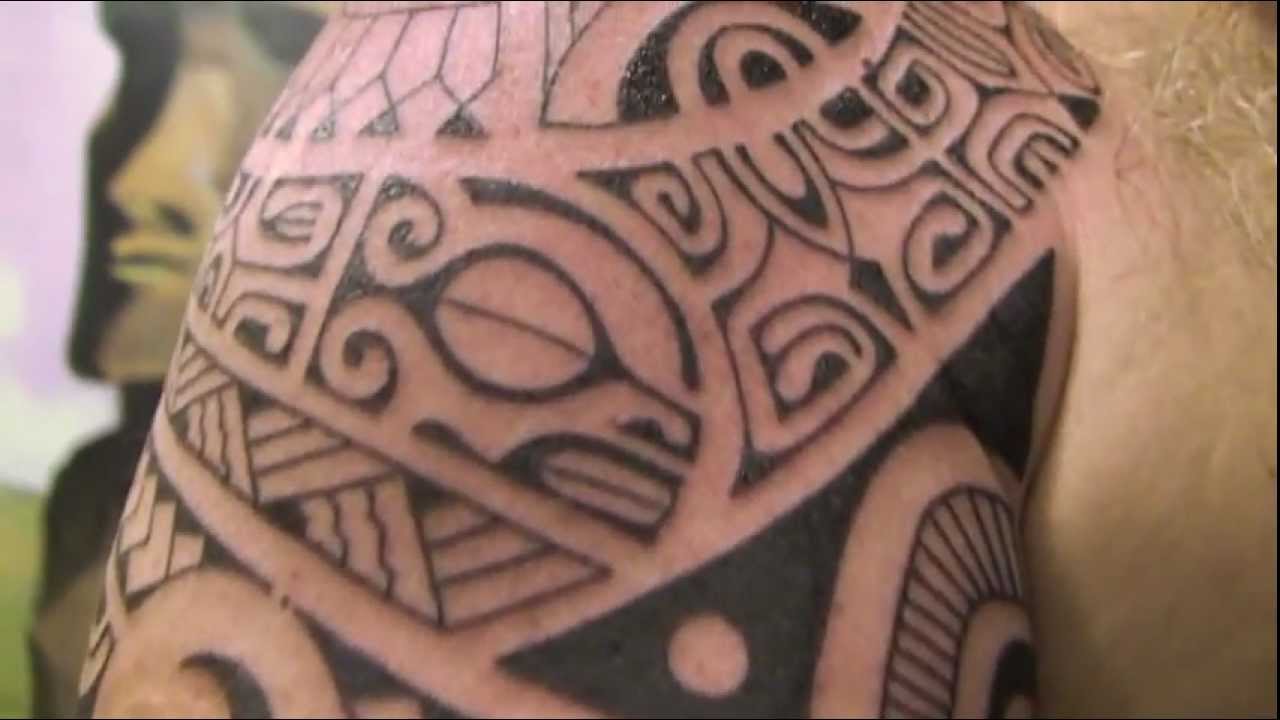 Réalisation d'un tatouage tribal par Tétiu, tatoueur Marquisien à Paris