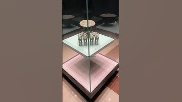 Museum vertical showcase with intelligent lighting control system