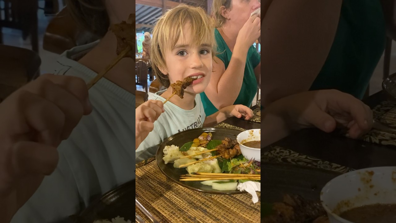 Pertamakali anak Bule ini makan sate 