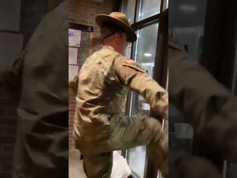 Video: Bedeutet Sergeant Diener?