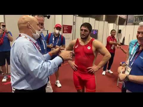Абдулрашид Садулаев знаменосец в Токио