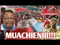 GUMZO MASHABIKI WA SIMBA WAANDAMANA NA BENDERA YA CHADEMA HUKU WAKIIMBA MUACHIENI TUNDU LISSU