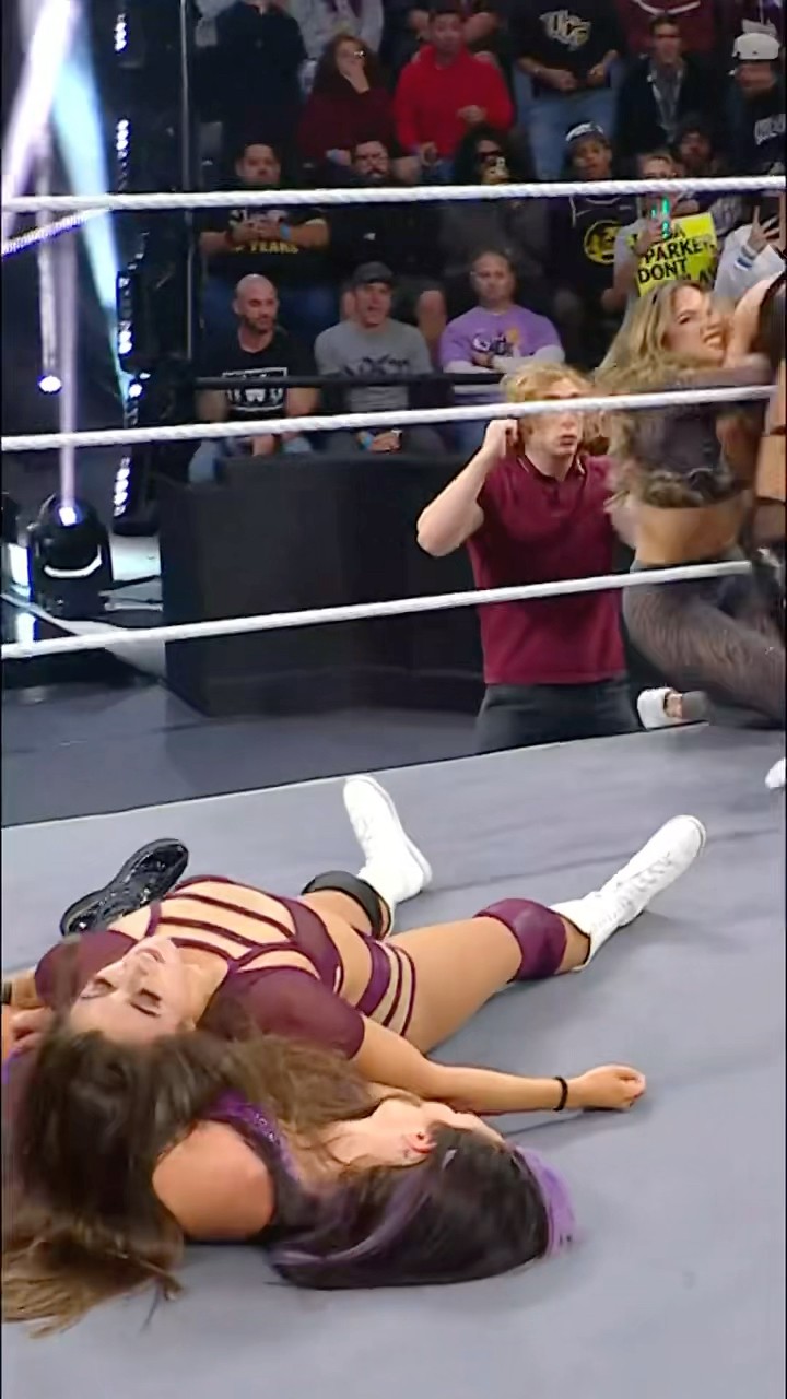 Thanks to a distraction from Lola Vice, Wren Sinclair is headed to #WWEDeadline! ?