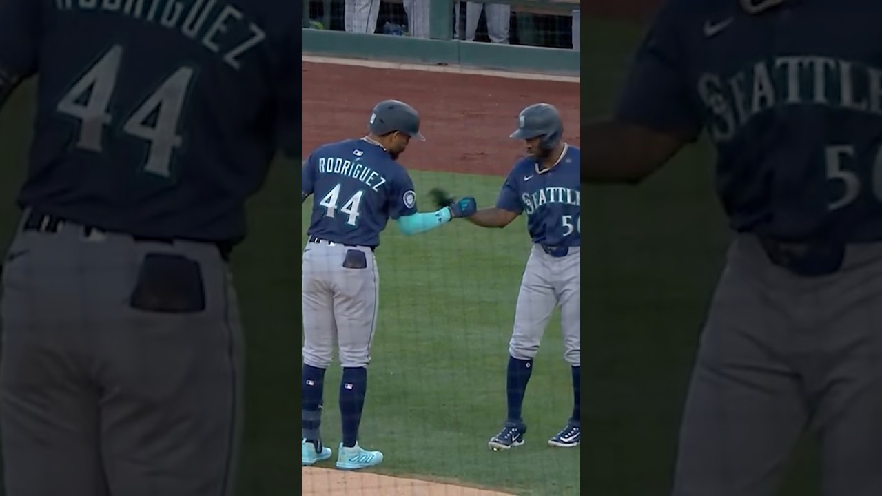 First-inning 💣 for Julio! 