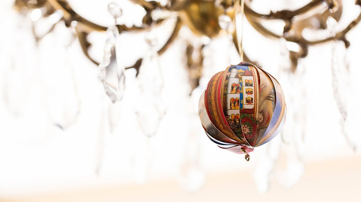 Cómo hacer bolas de Navidad con tarjetas recicladas - 'Bolas de Tiras'