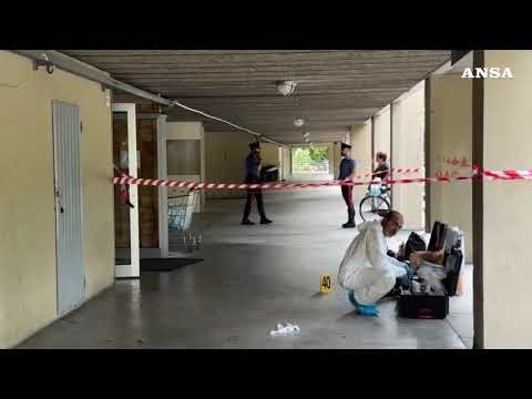 Video Omicidio a Modena, uomo accoltellato nell'androne di un condominio
