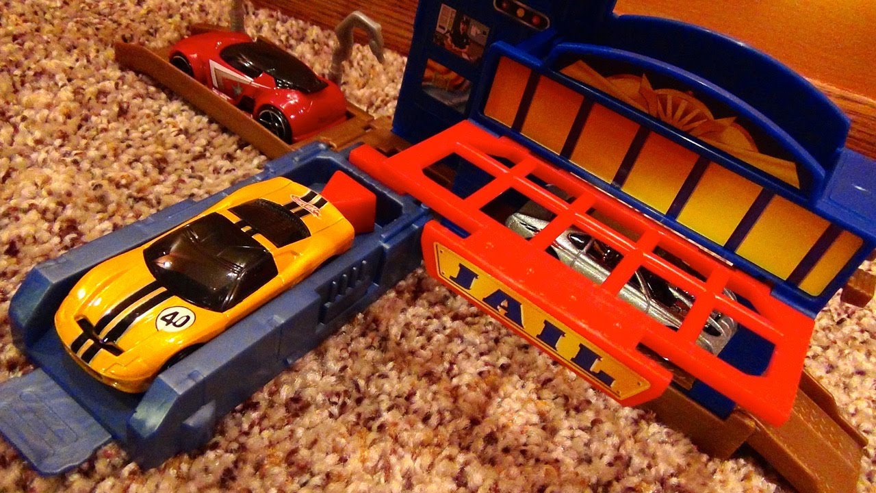 Hot Wheels City Police Pursuit with Car 