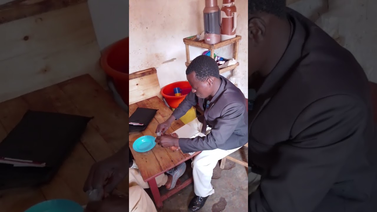 Iyo ugiye muri cafétaria atamahera ufise 🤣🤣