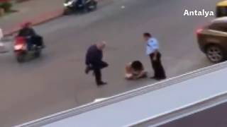 antalya' da sokak ortasında kadına yönelik polis şiddeti !!!