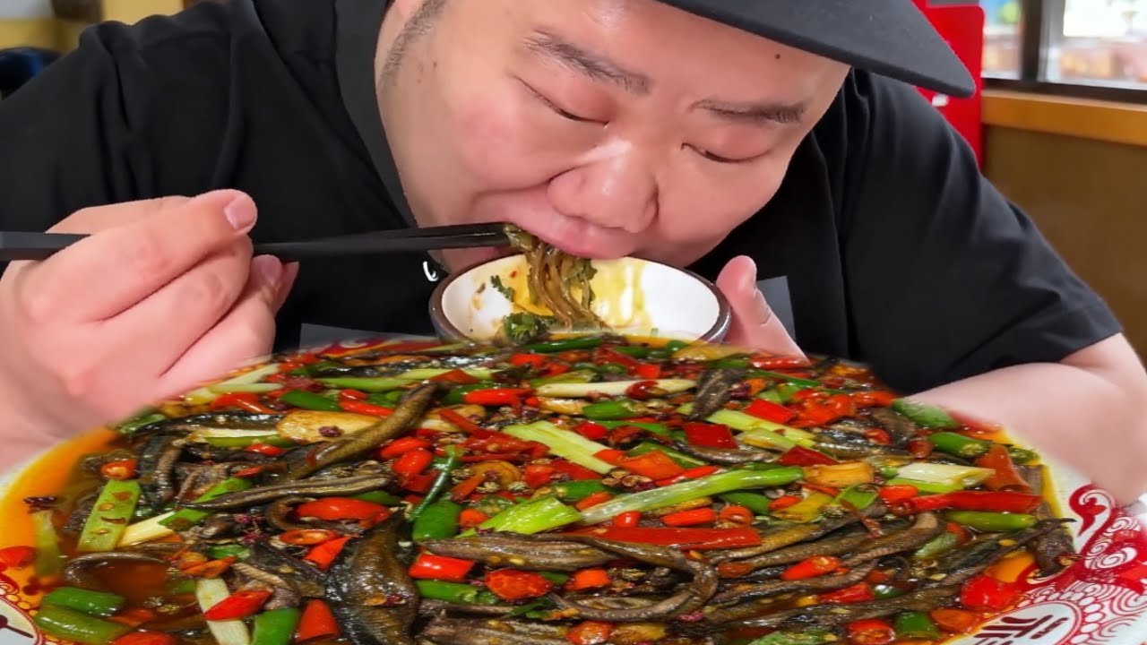 【大胃王挑戰】挑戰花 730 元怒吃四川排名第一鱔魚絲！ 100 元一公斤超大盆比臉還大，鱔魚裹滿紅油辣油，大口吸著吃太過癮，乾飯人直接香到上頭！｜Food Challenge【櫻木花胖】