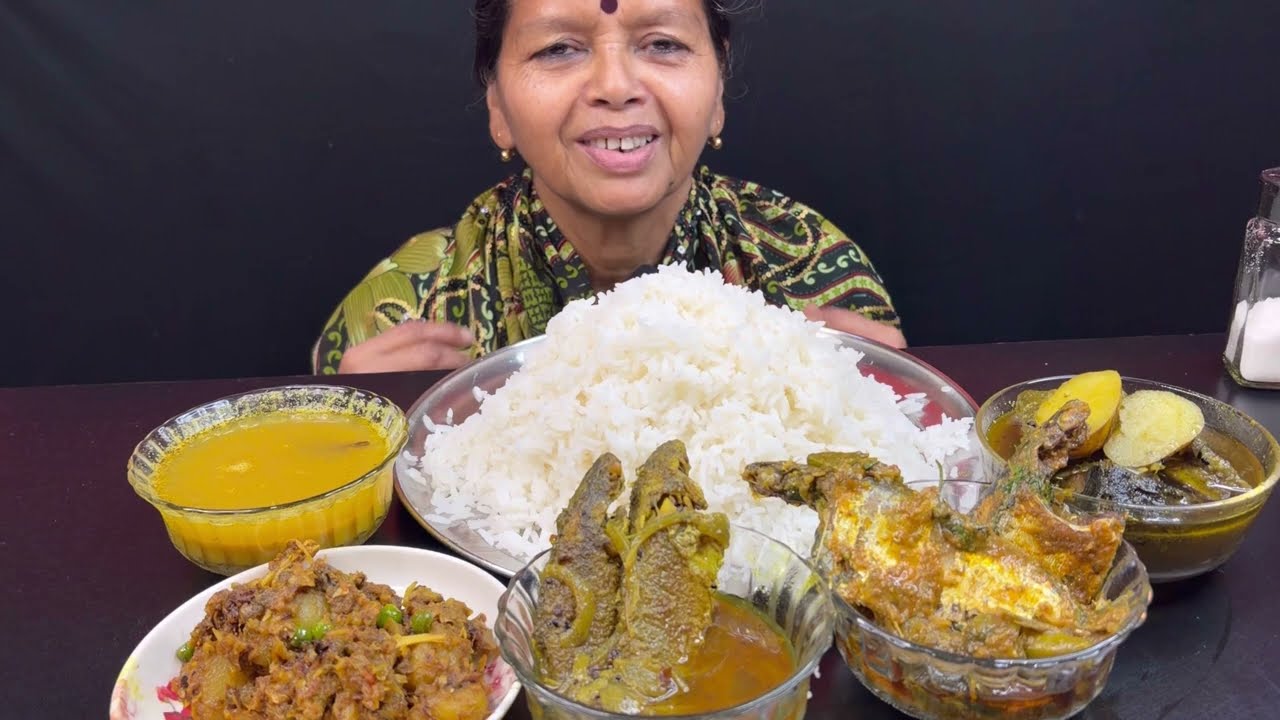 BIGBITES, EATING RICE MACHER MATHA DIYE BADHAKOPI, PARSHER TELJHAL, KHOIRA MACHER JHAL, SARDIN CURRY