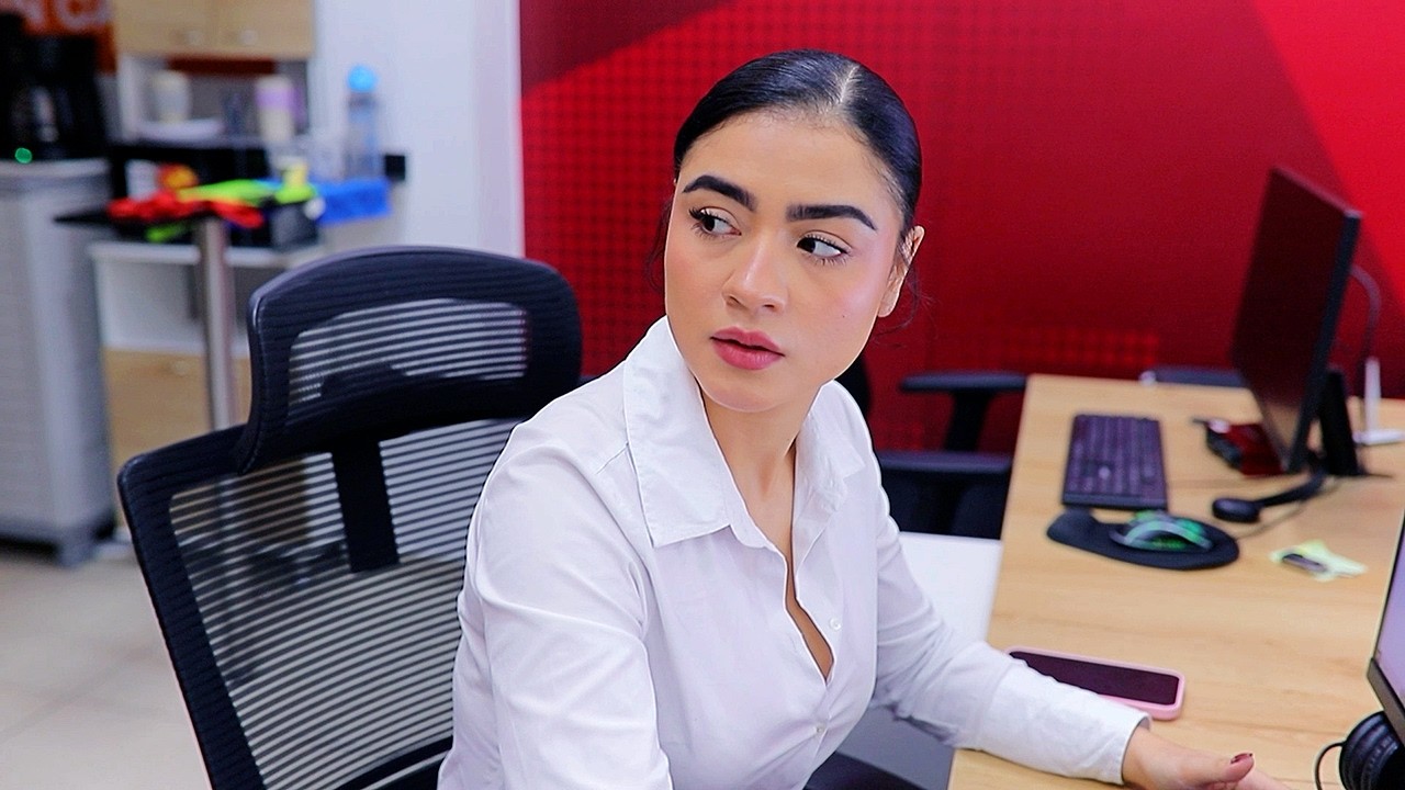 LE BRINDÓ AYUDA A SU NUEVA COMPAÑERA SIN IMAGINAR LO QUE ELLA LE HARÍA.🌹Secretos de Vida🌹