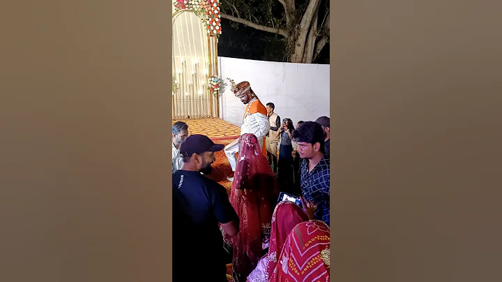 Groom won't put the Varmala without a kiss #wedding #shorts #bride #couple