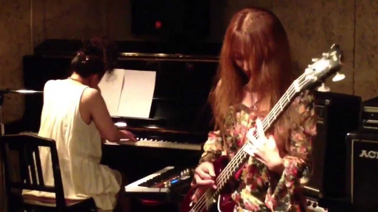 Dollhouse Residents Live at Valentine drive in Nagoya auf YouTube ansehen Dollhouse Residents Live at Valentine drive in Nagoya auf YouTube ansehen