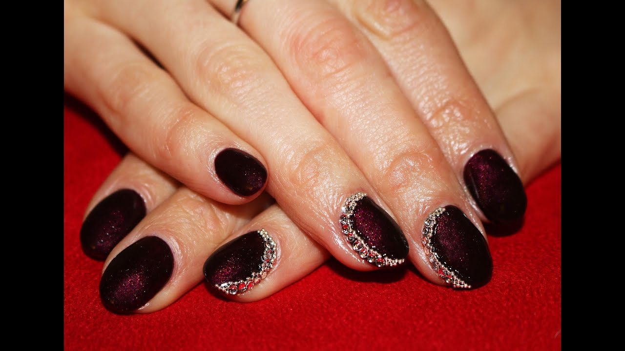 8. Nail Art con Strass Nero e Grigio: 10 Idee per un Look Luminoso - wide 4