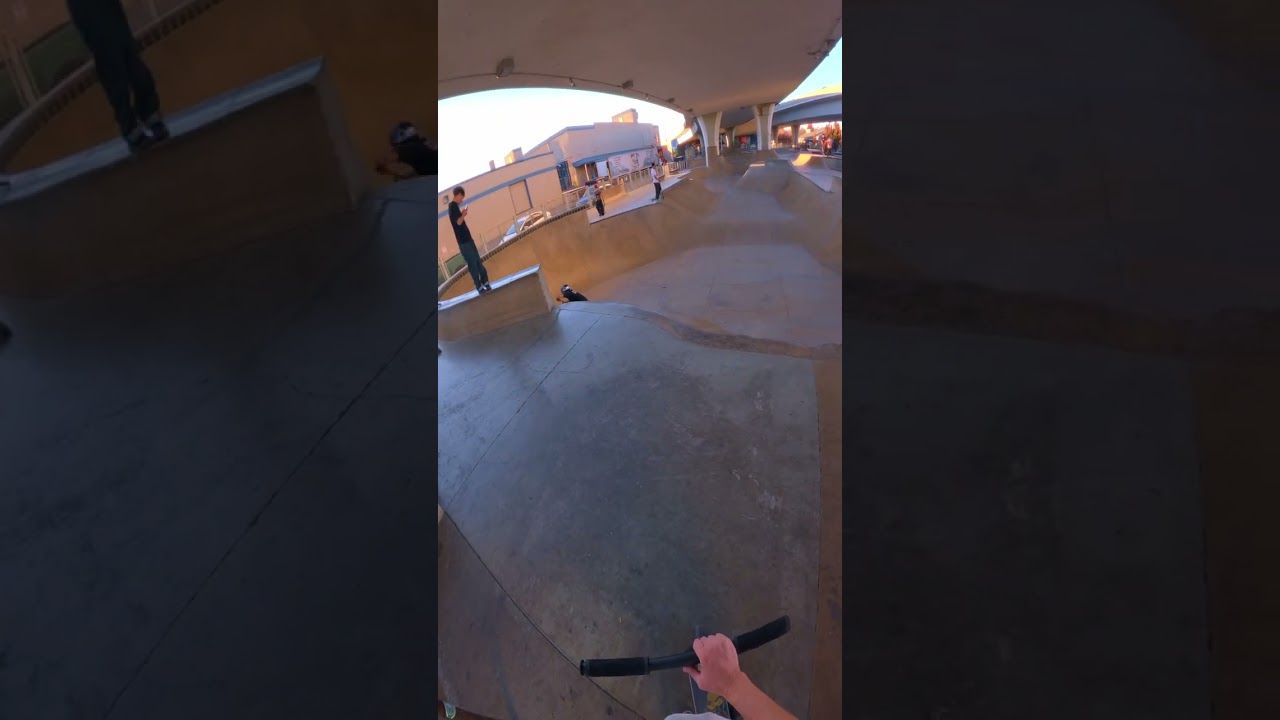 Выполните хлесткий рывок спереди внутрь.