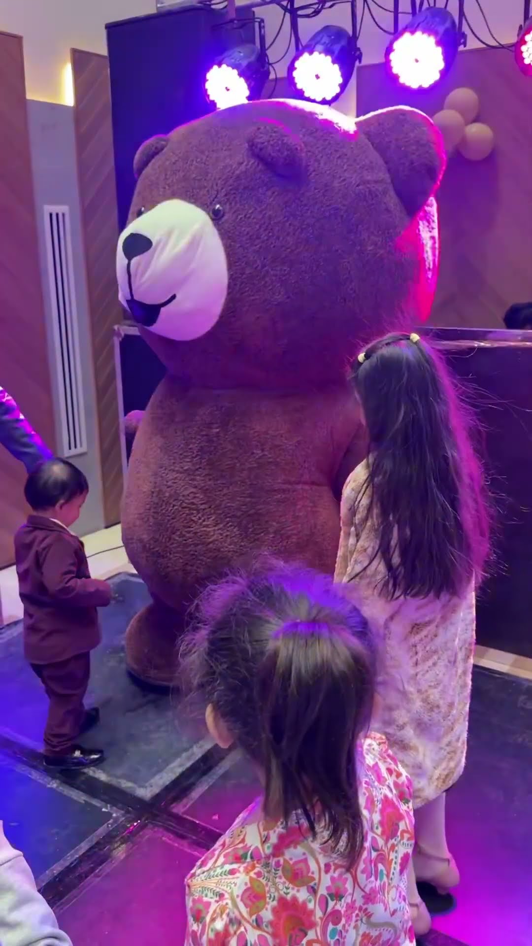 Tinku Maahi Ne Teddy ko Hug Kiya ???